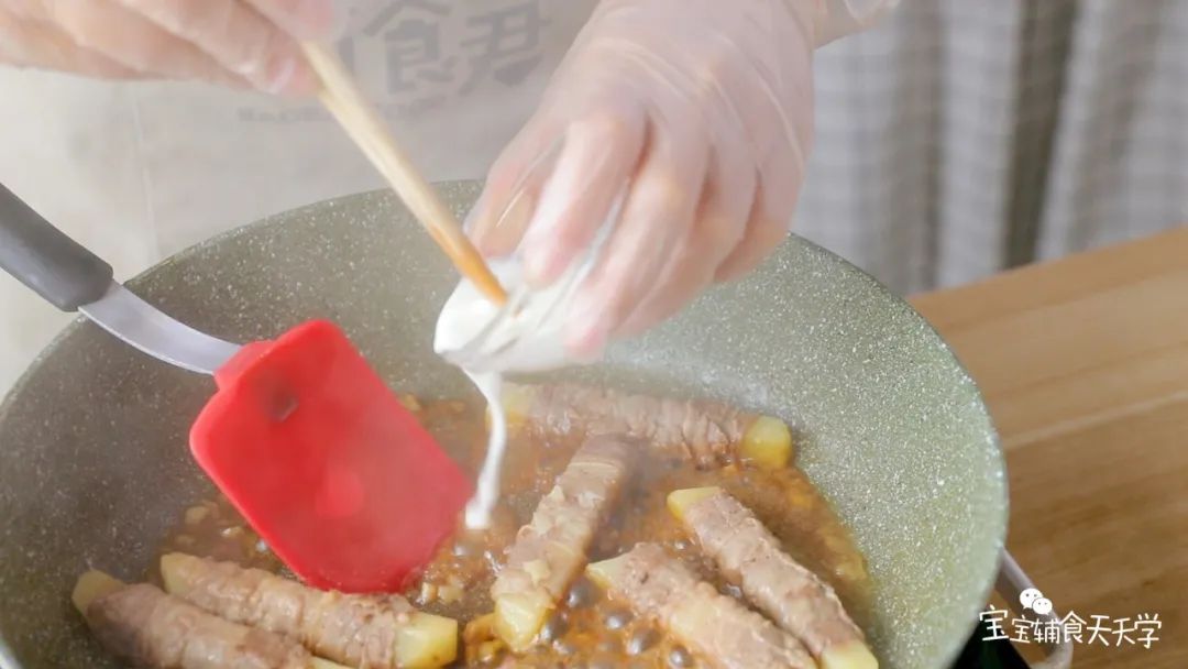 最后，加入水淀粉煮至汤汁浓稠即可