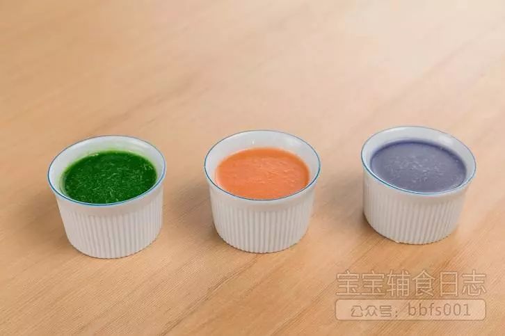 三种蔬菜分别放入料理杯，加入少许凉白开，打成汁；
