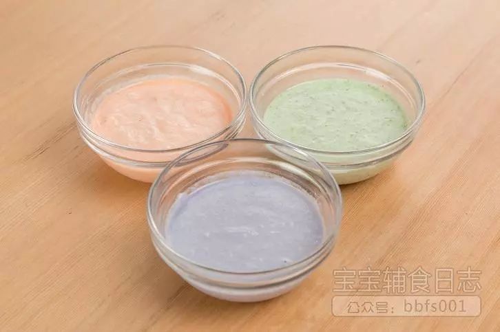 将面粉平均分成三份，每份约50g，取适量蔬菜汁分别倒入面粉中，搅拌均匀；（可以酌情加入清水，调整面粉糊的状态。）