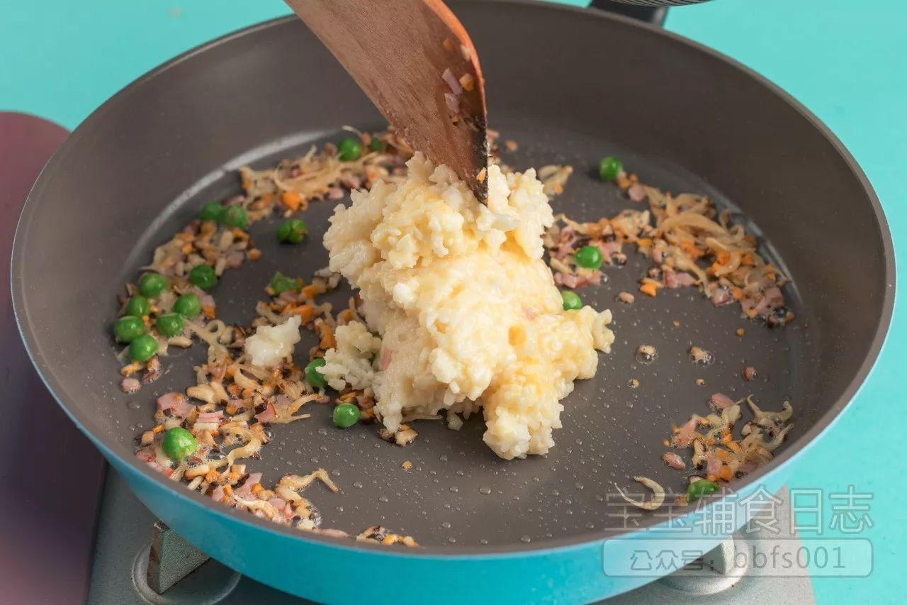 第6步：拌入米饭翻炒均匀即可。