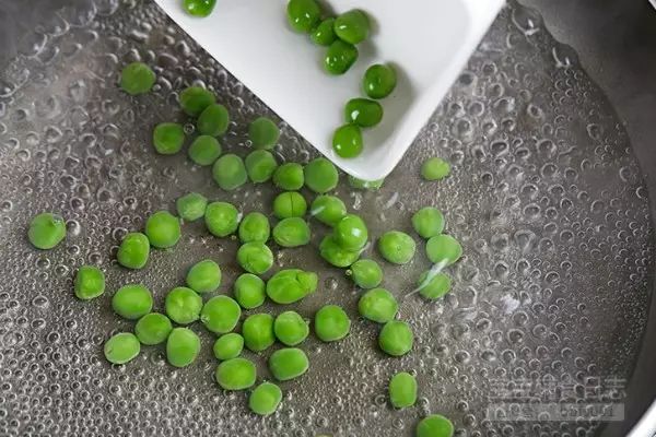第2步：在锅中煮开水，水烧开后放入豌豆煮熟；