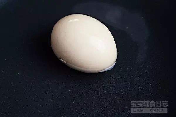 第5步：锅中加水，放入鸡蛋煮熟（从中到大火烧开，煮10分钟左右），水开后马上关火，盖上锅盖焖5-8分钟左右；
