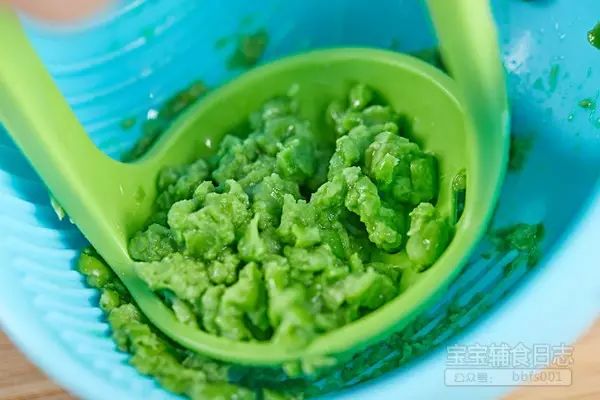 第4步：将去好皮的豌豆放入研磨碗中研成泥状；