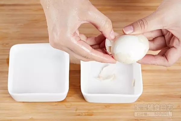 第6步：将鸡蛋捞出放入冷水中冷却，去壳，取出蛋黄；