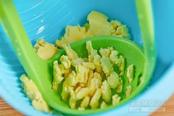 第7步：将蛋黄放入研磨碗中，研磨成碎末备用；