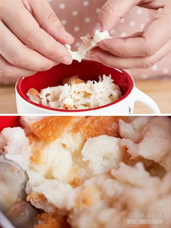 第8步：将面包撕成碎末状，加入适量清水浸泡半分钟备用（一岁以内可以换成配方奶，一岁以上可用牛奶浸泡）；