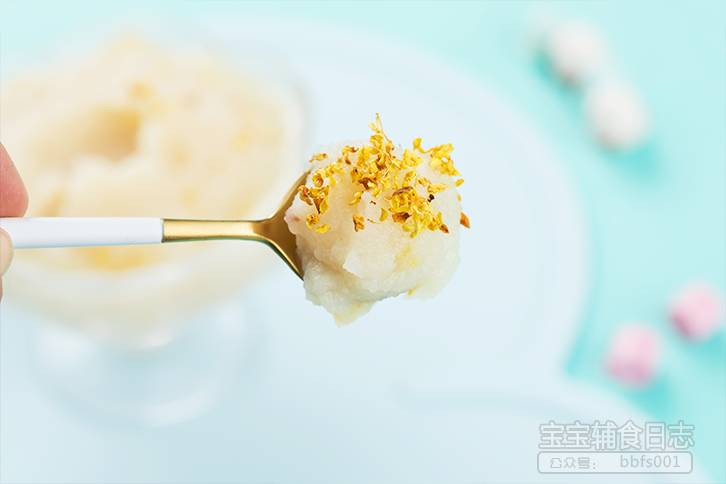 第5步：煮好的莲藕羹可以撒少许干桂花增添香味。