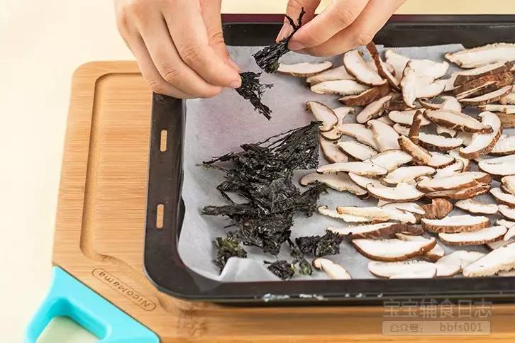 将紫菜撕成小块，和香菇片一起放入烤盘中；