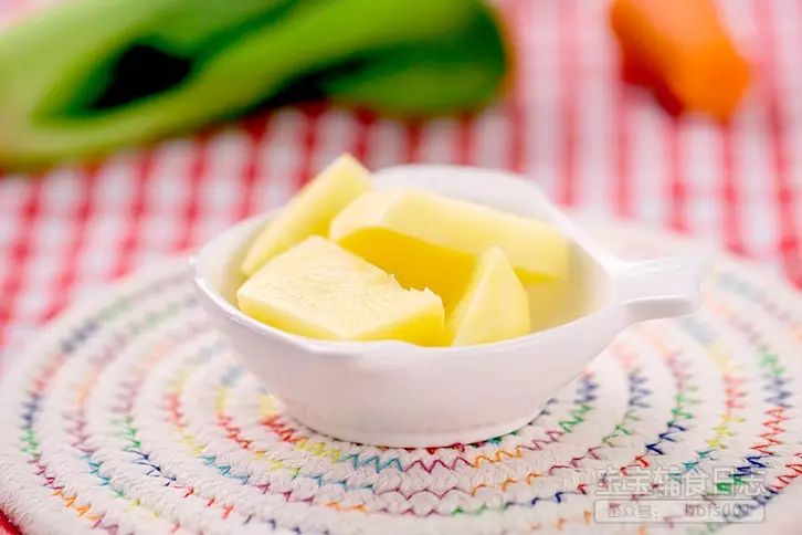 将土豆洗净去皮，切成小块状备用；