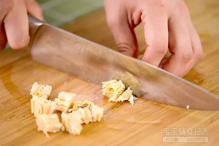 这个时候腐竹也泡好啦，捞出腐竹，冲洗干净后切成块状备用；