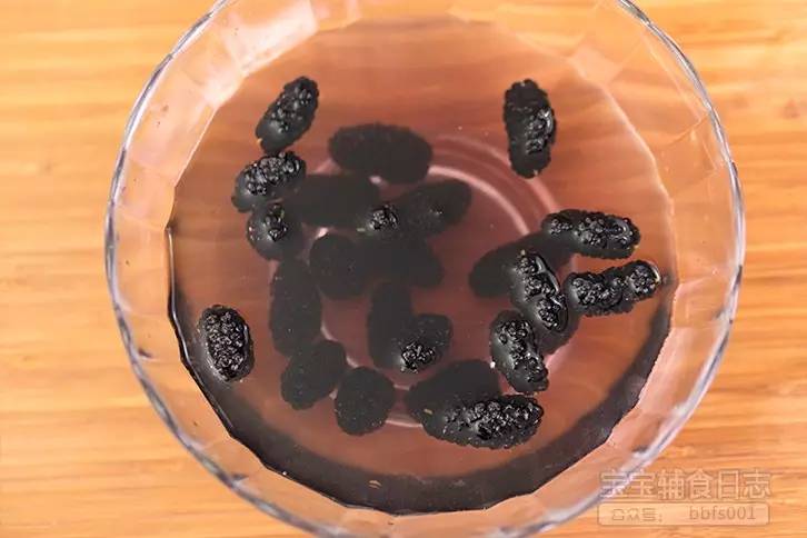 把桑葚放入淡盐水中浸泡5分钟；