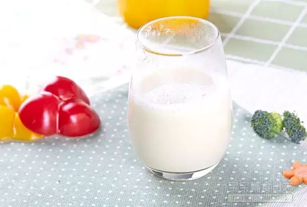 提前用豆浆机完成了豆浆的制作，我们取适量豆浆备用；（豆浆和牛奶一样，如果加热过久表面容易凝固结皮，但是如果与蔬菜一同下锅，用小火慢慢煮就不会出现这个问题了。）