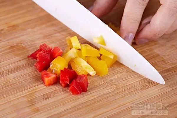 取少许红色彩椒和黄色彩椒，清洗干净并切成小丁备用；