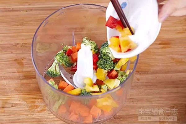 将上述准备好的食材一同放入料理杯中，打成适合宝宝咀嚼和吞咽的碎末状备用；