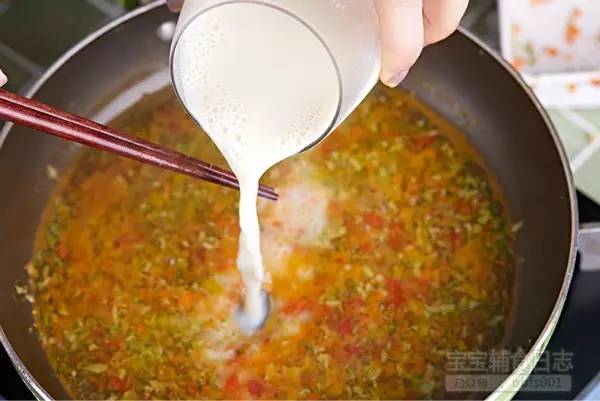 转小火，倒入等量的豆浆，小火慢慢煮到蔬菜软烂，还没添加过豆浆的宝宝，首次食用的话建议少量添加，观察是否过敏，如果没有过敏出现则下次可以适量增加；