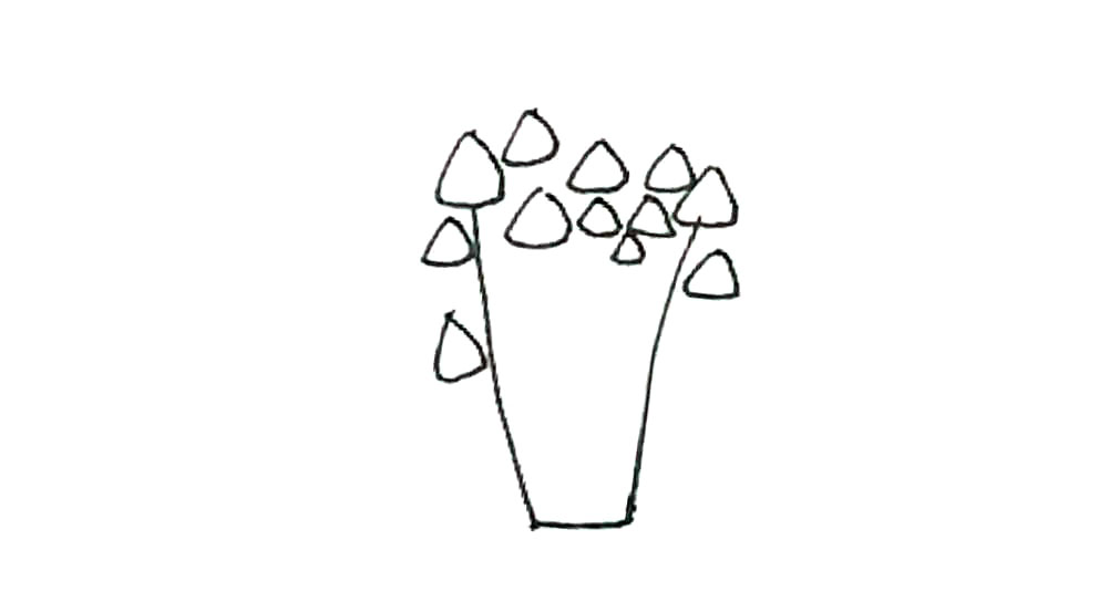 步骤3：中间画上更多这样的三角形，有大有小。