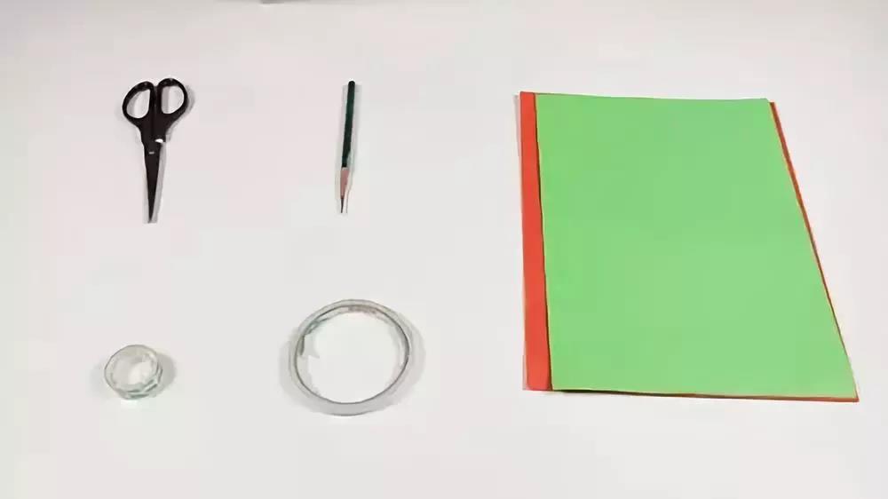 步骤1：准备材料：剪刀、铅笔、胶带、双面胶、彩纸