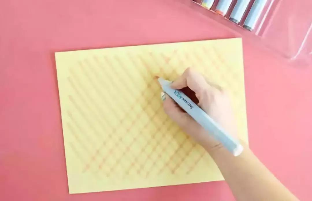 步骤2：在卡纸上画好菠萝线。