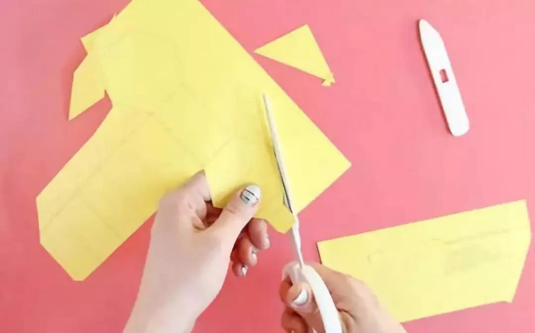 步骤3：在卡纸另一面画好展开的盒子线，再沿着画线剪下来。