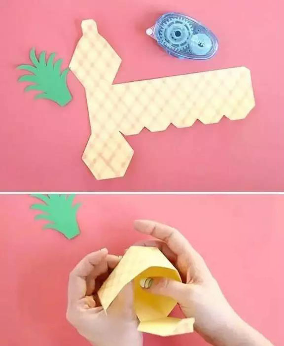 步骤4：把盒子折叠起来并粘在一起。只需在卡纸边缘涂上粘合剂，然后将盒子按在一起。