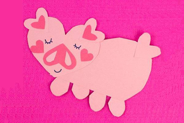 步骤5：最后，将脑袋粘好就可以了，一只全心全意的小猪就做好了，把它贴在贺卡上送给朋友吧!