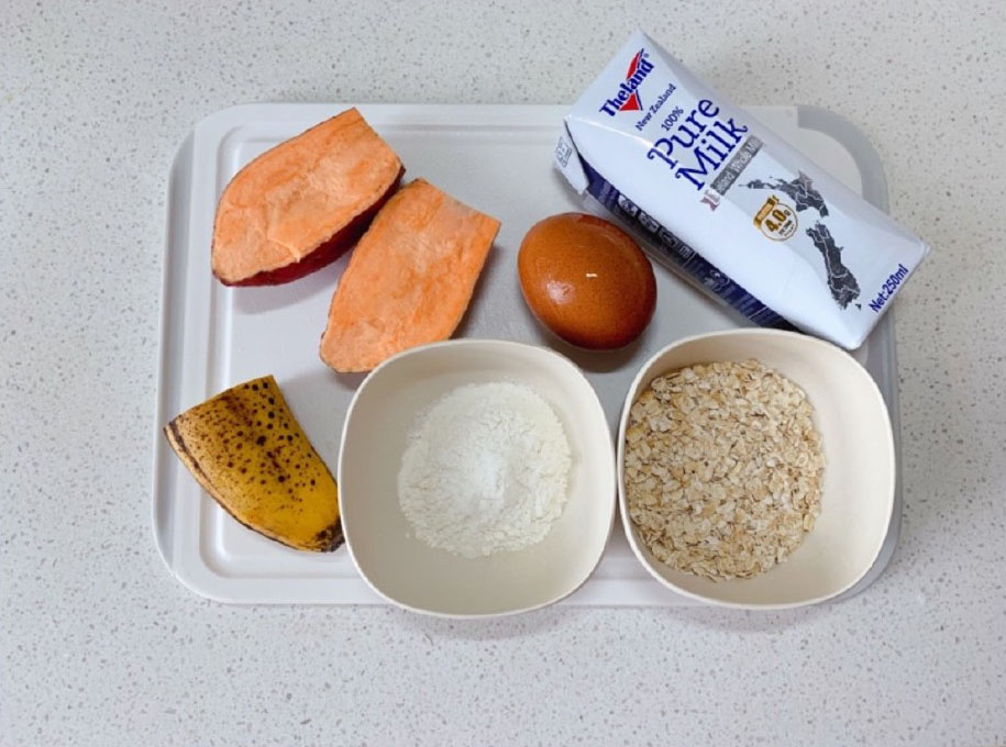 准备食材，香蕉切成5小块备用