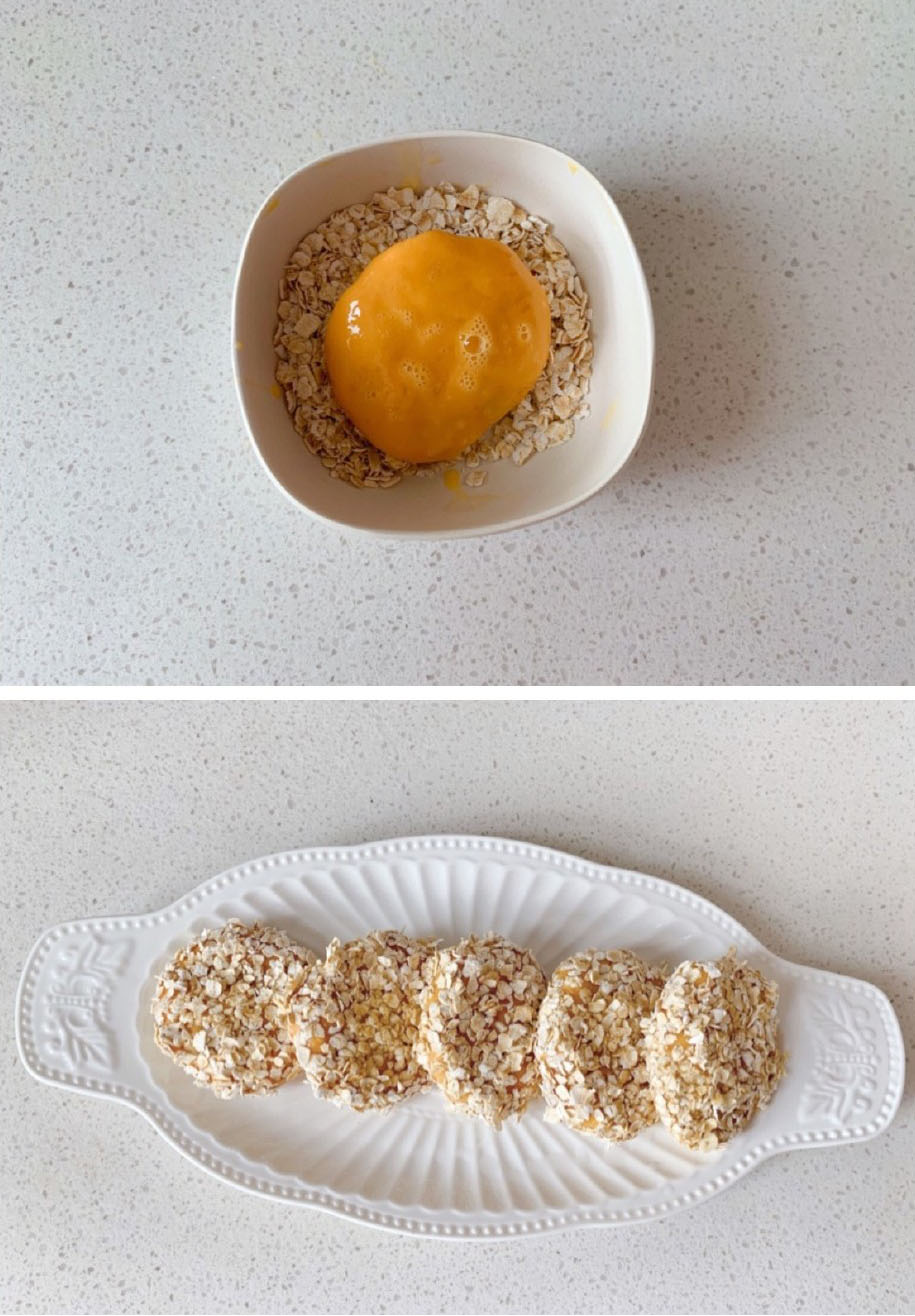 放入燕麦片中，轻轻压一下，让燕麦片完全包裹住小饼。