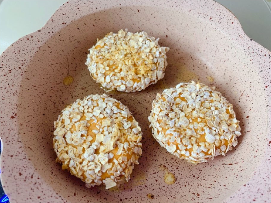 不粘锅刷油放入小饼小火煎。