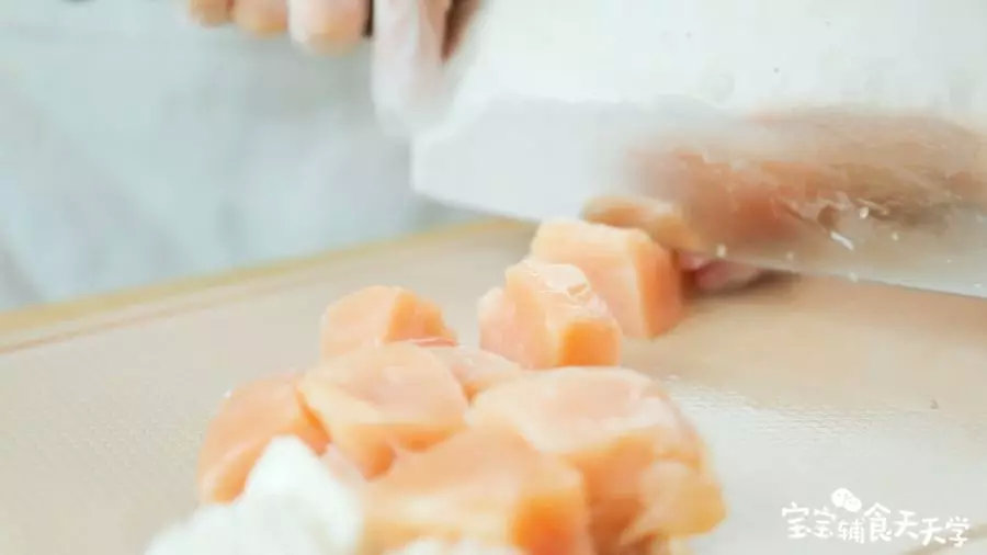 第3步：鸡胸肉切块