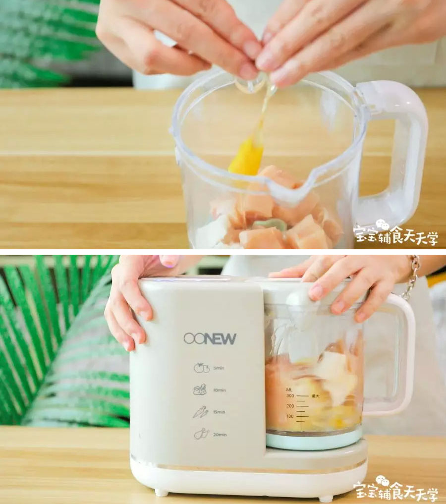 第4步：放入搅拌机，打入鹌鹑蛋、搅拌成泥