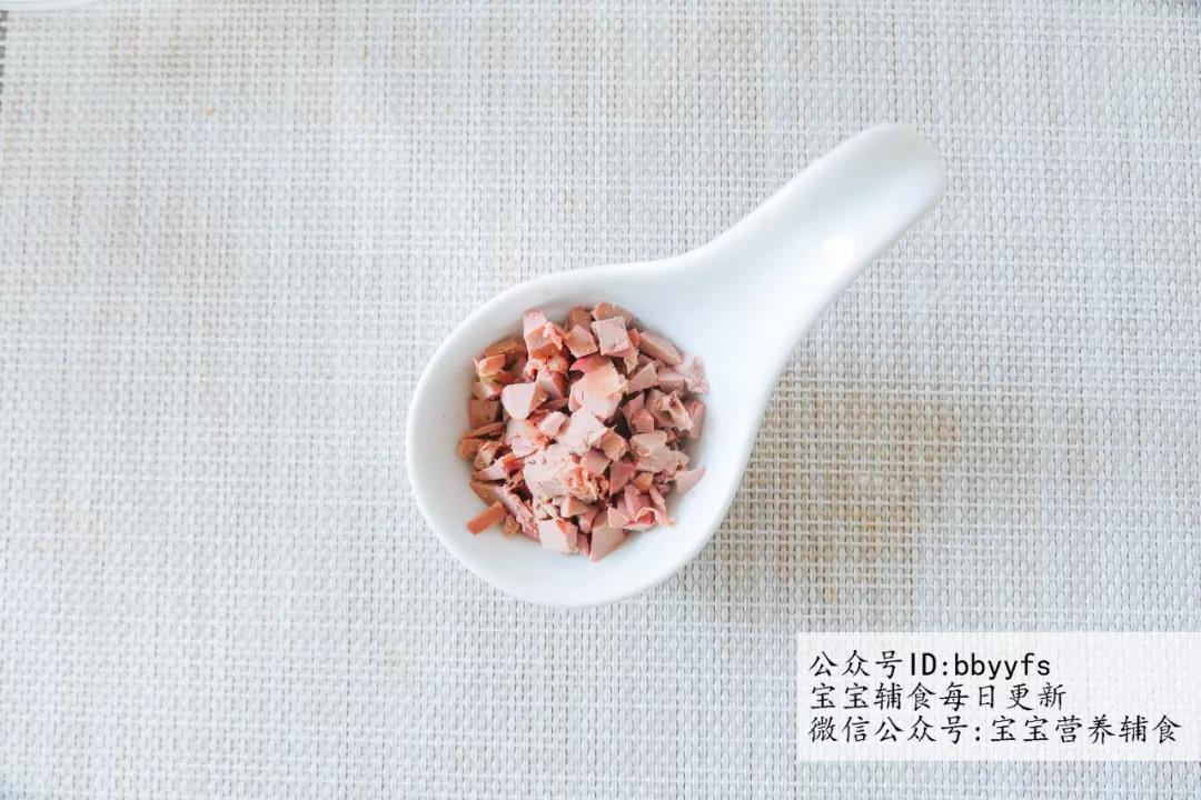 鸡肝煮熟后，切碎备用。