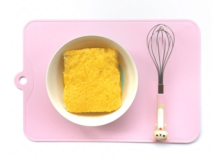 将香蕉泥夹心的面包浸入蛋液中，静置片刻，两面四边都均匀沾上蛋液;