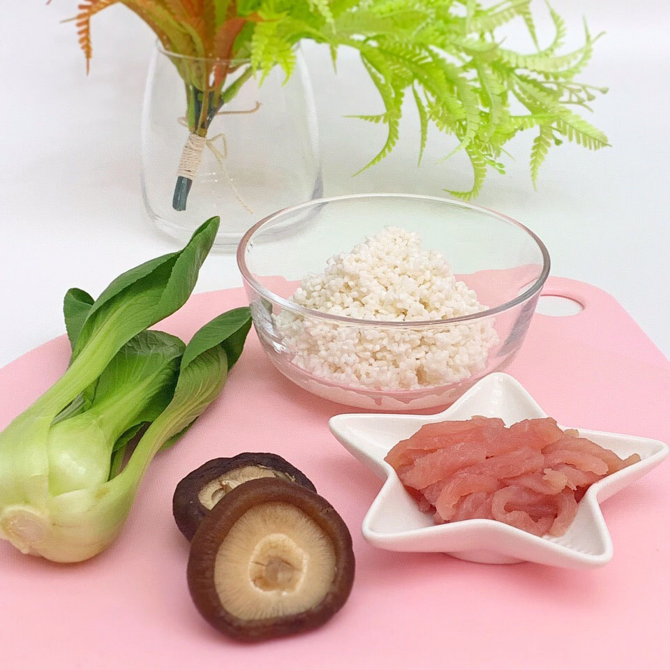 食材准备：香菇、瘦肉丝、油菜、米