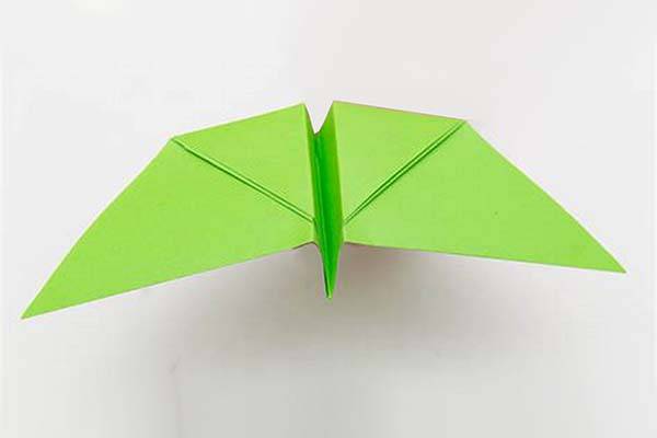 简单的纸飞机折法步骤图解