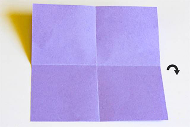 步骤2：沿着两条中线对折一下。