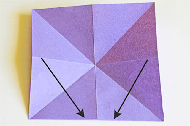 步骤3：将纸张翻面，沿着两条对角线对折一下后将纸张打开，水平放置。