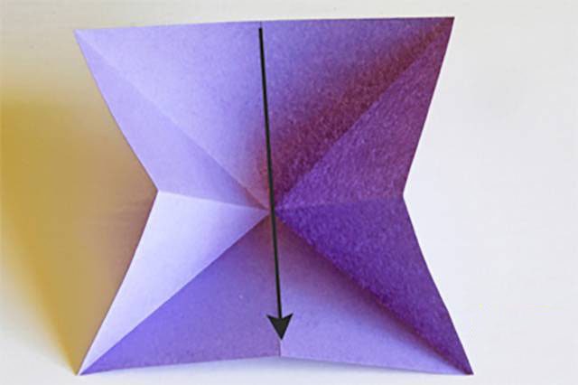 步骤4：水平中线两侧向内收。