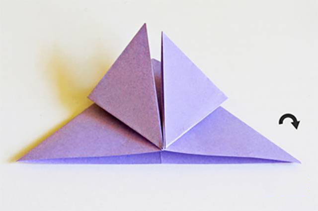 步骤6：左右两角上层向上折叠到顶角。