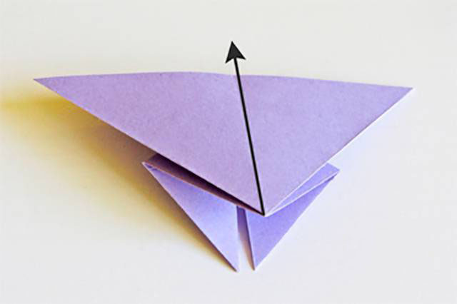 步骤7：纸张翻面后旋转一百八十度，让顶角朝图下方。