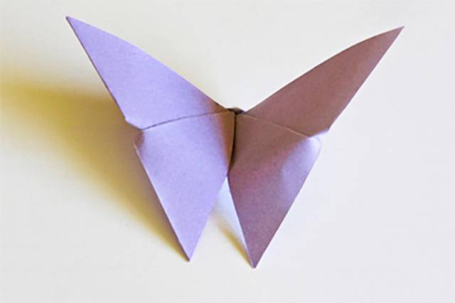 步骤11：纸张左右对折出蝴蝶的翅膀，整理一下，就是一只漂亮的小蝴蝶了。