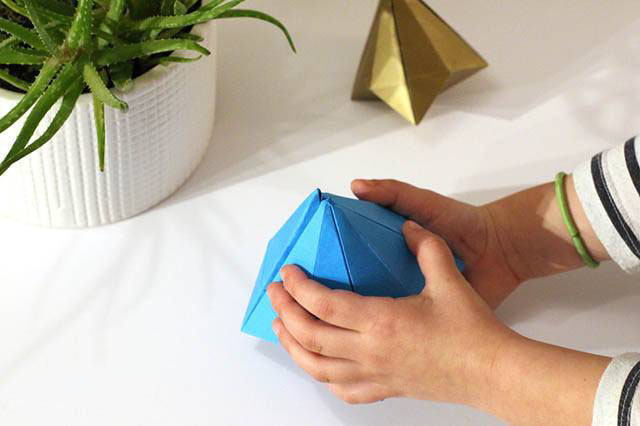 步骤7：四个角相邻的地方都用胶水或者双面胶粘合固定，就形成一个漂亮的宝石形状了。