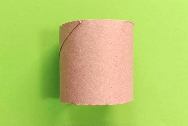 步骤2：将普通的卫生纸轴切出半段来使用，如果是厨房纸巾的纸轴，则只需要四分之一长度。示范中使用的纸轴直径大概4.5cm。做这个手工，直径稍微大一点比较容易做。