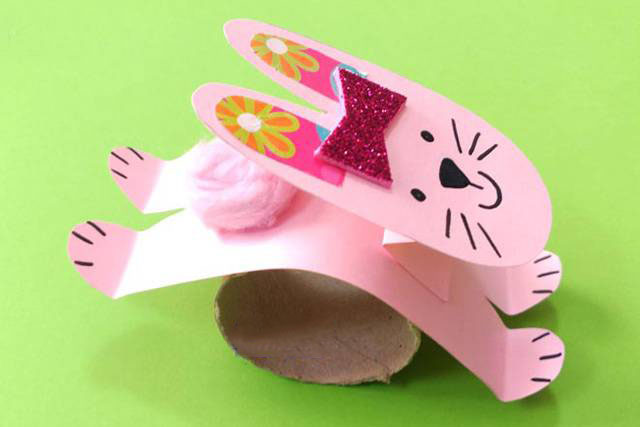 步骤8：把脑袋粘好，用棉花团揉个小球(或者用毛绒球)粘在后面作为尾巴。