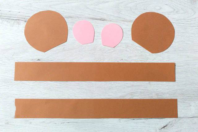 步骤1：用褐色卡纸和粉色卡纸剪出所需的部分。