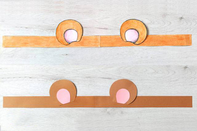 步骤3：将卡纸接到足够的长度(比脑袋的周长稍微长一点)，把耳朵贴在中线两侧。