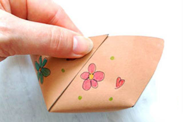 步骤4：用手捏住一个A角和C点。