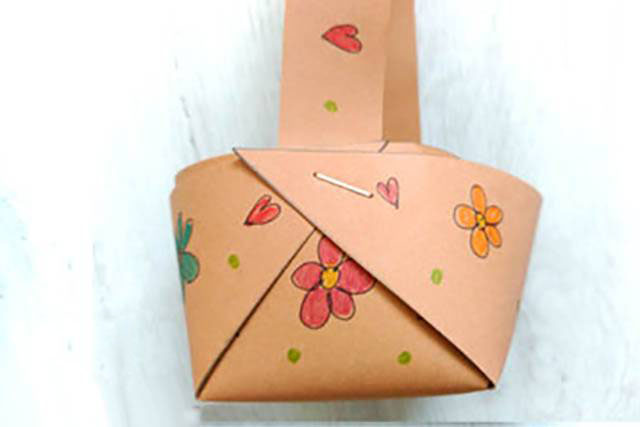 步骤7：另一侧也用同样的方法制作，一个篮子就完成了