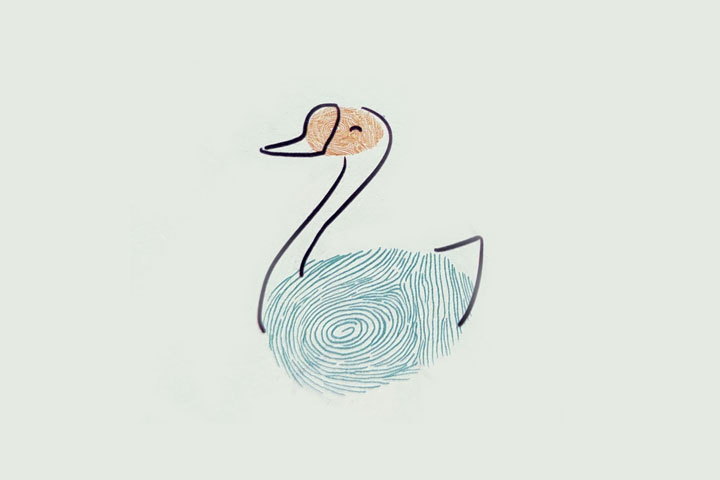 步骤3：在头上画扁嘴巴、眼睛，再画上长脖子和翘着的尾巴。