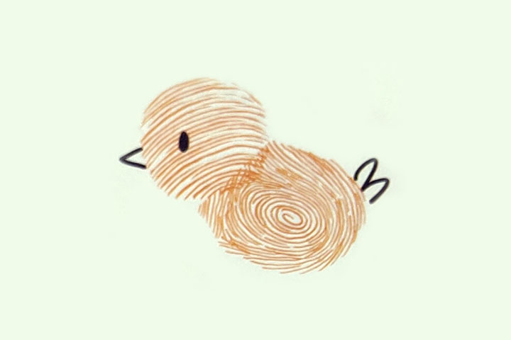 步骤2：用指尖印一个圆形指印作头，画上嘴巴、眼睛和尾巴上的羽毛。