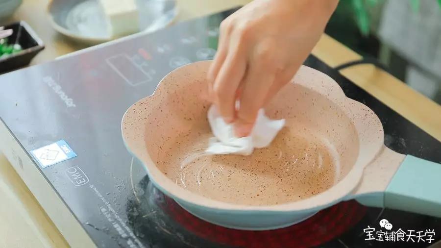 锅里涂油，小火热锅